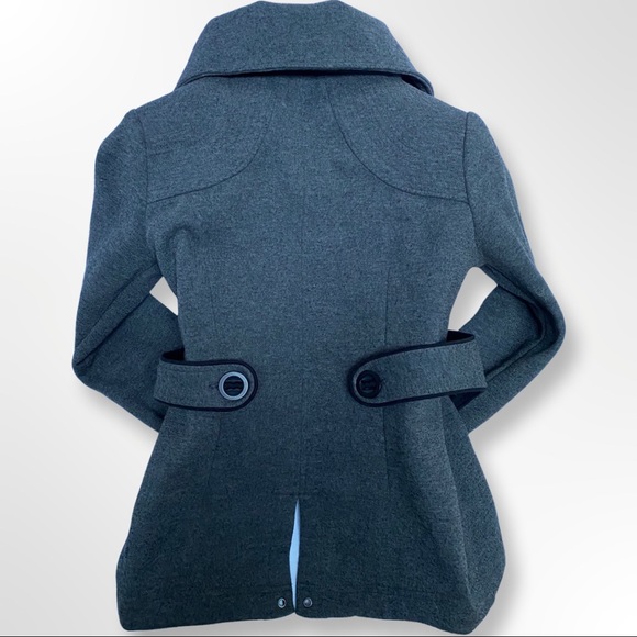 Three Stones Coat: Futuristic Cropped with Mao Collar, Detachable Neck, Buttons - Picture 3 of 16